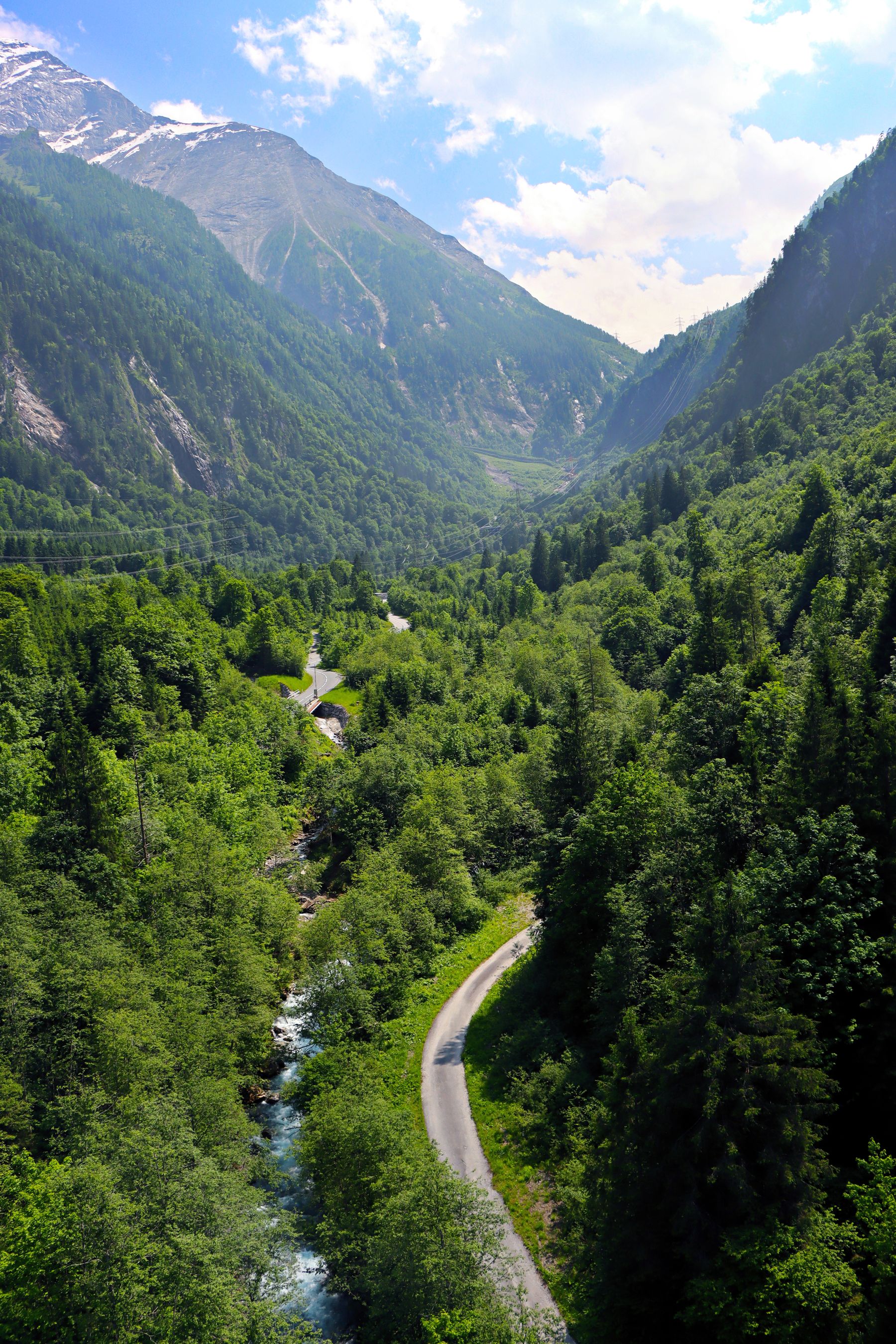 Grünes Alpental in Österreich